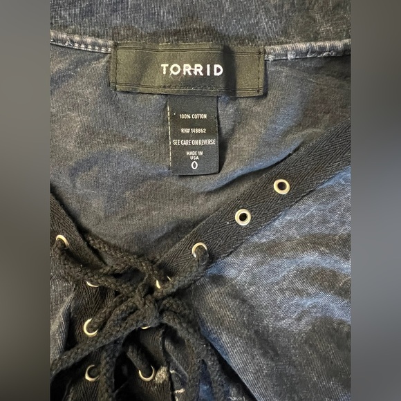 TORRID 0 Lace Up Tee Size L / 12 Skull Roses Born To Roam V Neck Moto Rock $43 - Picture 4 of 13